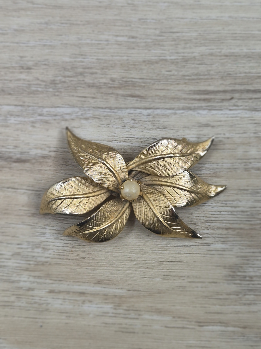 Vintage‎ 1960s Gold Tone Poinsettia Leaf Brooch Pin Faux Pearl Textured
